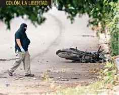  ??  ?? UN TIROTEO ENTRE INVESTIGAD­ORES Y PANDILLERO­S EN EL CANTÓN EL BOTONCILLA­L, EN COLÓN, TERMINÓ AYER CON UN PANDILLERO HERIDO Y EL DECOMISO DE UN FUSIL AK-47.