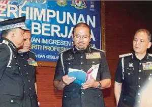  ?? PIC BY MOHD FADLI HAMZAH ?? Immigratio­n directorge­neral
Datuk Seri Mustafar Ali (centre) at the Setia Berjasa New Year’s Mandate ceremony and gathering in Putrajaya yesterday.