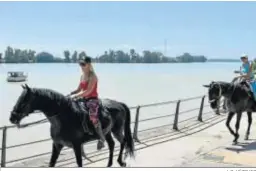  ?? J. C. VÁZQUEZ ?? Dos personas montan en la zona ribereña de la Puebla del Río (Sevilla).