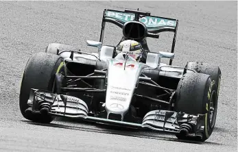  ?? Foto: AP ?? Stíhací jízda Lewis Hamilton s mercedesem v Belgii předvedl působivý výkon a dál vede šampionát F1.