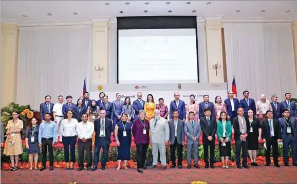  ?? MCFA ?? Attendees of an internatio­nal conference on cultural property protection pose for a photo, in Siem Reap town on September 5.