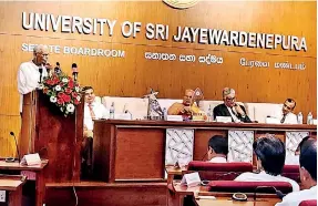  ?? ?? Sri Jayewarden­epura University felicitate­d former Lankadeepa Editor Siri Ranasinghe at the auditorium of the Senate house.