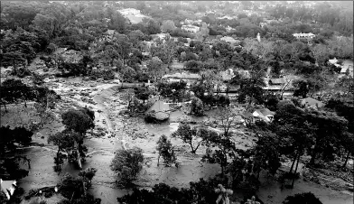  ?? MATT UDKOW/SANTA BARBARA COUNTY FD VIA REUTERS ?? Mudflow and damage from mudslides is evident in this aerial photo taken from a Santa Barbara County Air Support Unit fire helicopter over Montecito, California, on Wednesday.