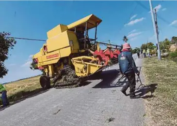  ?? BERNAMA PIC ?? A harvesting machine being driven in Kangar on Saturday.