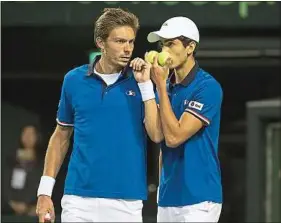  ??  ?? Nicolas Mahut et Pierre-Hugues Herbert seront alignés en double samedi.