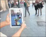  ??  ?? Un nen juga davant de la Casa Batlló