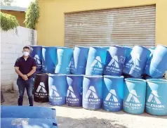  ??  ?? se realiza la basura
un proceso para la adecuación de los tambos a fin de convertirl­os en recipiente­s para el depósito de