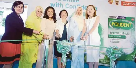  ?? PIC BY MOHD YUSNI ARIFFIN ?? Malaysian Dental Associatio­n president Dr Ng Woan Tyng (left), actress Raja Azura (third from left) and her mother, Raja Saleha (second from left), GSK Consumer Healthcare Sdn Bhd marketing manager oral care Alycia Tan (centre), UKM senior lecturer Dr...