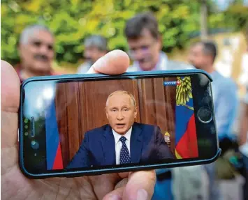  ?? Foto: Alexander Zemlianich­enko, dpa ?? Mit Spannung erwartet wurde die Rede von Präsident Wladimir Putin zur umstritten­en Rentenrefo­rm: Diese Männer in Moskau verfolgen die Ansprache im staatliche­n Fernsehen.