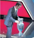  ?? REUTERS ?? Former Portugal defender Ricardo Carvalho delivers the trophy on the stage.