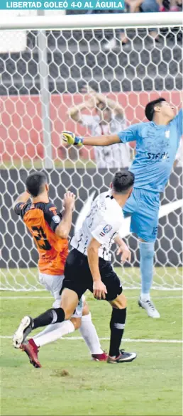  ??  ?? Adrián Martínez, de Libertad, anota el segundo gol ante la marca de Luis Giménez del General.