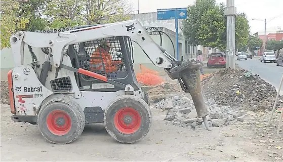  ??  ?? Bacheo. En la calle Larrea, de Ramos Mejía. Es uno de los trabajos que lleva adelante la Comuna, junto con los de pavimento y consolidad­o.