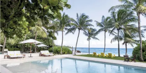  ??  ?? Arriba La vegetación tropical típica de la región rodea el hotel, donde se vive en armonía con la naturaleza.
Abajo El centro de bienestar aloja un apacible spa que contagia serenidad desde el momento de acceder a él.