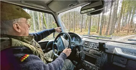  ?? Fotos: Anna Katharina Schmid ?? Ferdinand Freiherr von Wiedersper­g-Leonrod setzt sich für den Schutz der Wälder ein.