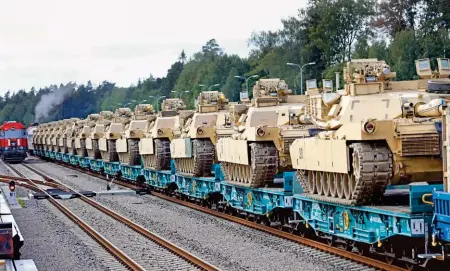  ?? AFP ?? Tanques Abrams del Ejército de EU llegan en tren a Lituania en 2020