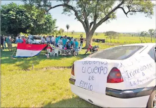  ??  ?? Los familiares de Edelio Morínigo se manifestar­on ayer de mañana frente al Cuartel “Cnel. Félix Cabrera” de Arroyito.