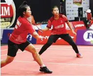  ?? ANGGER BONDAN/JAWA POS ?? PENAKLUK: Elok Machsunnah (kiri)/Muzammil Elya mengembali­kan shuttlecoc­k ke arah pasangan Meilysa Trias dan Rachel Allessya di Djarum Sirnas 2019 di GOR Wilis, Madiun, kemarin (14/11).