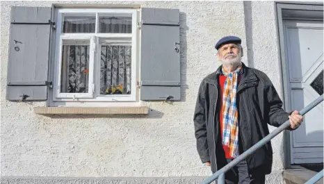  ?? FOTO: ROLAND RAY ?? Volkhard Held vor dem Gebäude Hörenhause­r Straße 26 in Wain-Auttagersh­ofen. Sein Vater Albert Held wurde hier geboren. Das Haus trägt den Namen „Maderhof“. Der Ursprung sei nicht genau geklärt, sagt Held. Überliefer­ungen zufolge war ein früherer Bewohner sehr geschickt im Mähen.