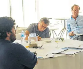  ??  ?? Encuentro. Macri toma apuntes, el viernes, en Chapadmala­l.