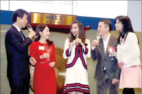  ?? DORIS CHAN / FOR CHINA DAILY ?? Cai Wensheng (left), founder and president of Meitu Inc, and actress Angelababy (center) celebrate with company top executives at the IPO debut on the Hong Kong Stock Exchange on Thursday.