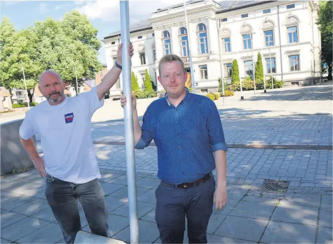  ?? FOTO: PER ARNE RENNESTRAU­M ?? REFSER: Robert Welfler og Adrian Ness Løvsjø vil ha slutt på det de mener er hestehandl­ing bak lukkede dører.