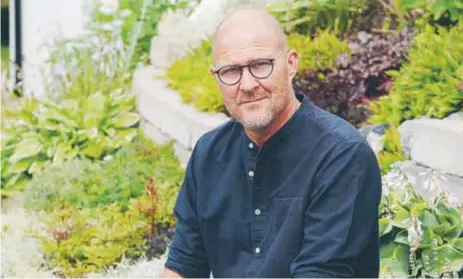  ?? FOTO: PAULINE CEDERBLAD ?? TRÄDGÅRD. Ulf Andersson visar upp familjens japaninspi­rerade trädgård på söndag.