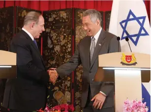  ?? (Reuters) ?? SINGAPOREA­N PRIME MINISTER Lee Hsien Loong welcomes Prime Minister Benjamin Netanyahu to the Istana presidenti­al palace yesterday.
