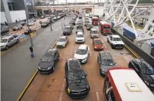  ?? BRYNN ANDERSON AP ?? Vehicles arrive and depart from Hartsfield-Jackson Atlanta Internatio­nal Airport in Atlanta on Tuesday.