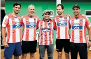  ?? JOSEFINA VILLARREAL ?? El alcalde Alejandro Char le regaló a los tenistas la camiseta del Junior. Él recibió la del Atlético de Madrid.