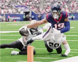  ?? Brett Coomer/Staff photograph­er ?? The Texans mixed it up a bit inside the 5-yard line against the Saints with a run by receiver Xavier Hutchinson, which set up a touchdown by Dalton Schultz.