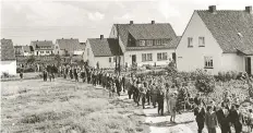  ??  ?? 1953: Zum Richtfest für 56 AEG-Wohnungen an der Bümmersted­er Tredde und Sandkamp kamen viele Oldenburge­r.