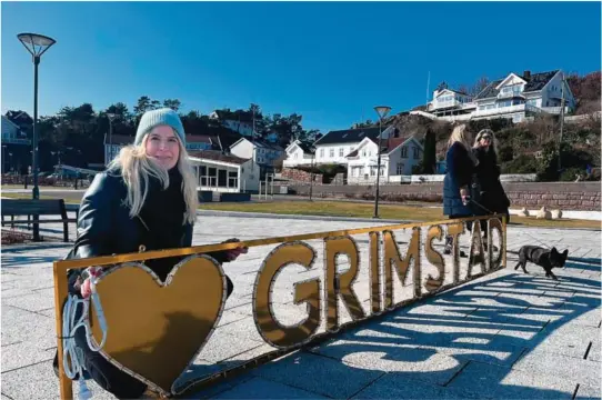  ?? FOTO: SIRI FOSSING ?? DET MINSTE: – Vi ser for oss hvor flotte bilder både turister og lokale kan ta, sier en drømmende daglig leder i Grimstad min by, Kristin Amanda Homme-Gabrielsen. Her med det minste av de to skiltene hun har fått tak i.