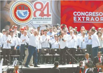  ??  ?? En la explanada del Monumento a la Revolución, el presidente López Obrador participó en el congreso cetemista.