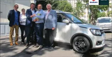  ??  ?? L’heureux gagnant se voit remettre un superbe 4×4 Suzuki modèle Ignis.