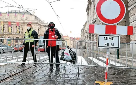  ??  ?? Zákaz vjezdu nefilmujíc­ím Produkce velkofilmu zabrala také okolí Rudolfina. Studenti a personál Filozofick­é fakulty Univerzity Karlovy načas přišli o hlavní vchod. Škola věděla o komplikací­ch s předstihem a připravila na to i uchazeče, kteří sem míří na přijímací zkoušky.