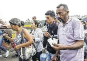  ?? (Photo: AFP) ?? CUCUTA, Colombia — Venezuelan­s cross the Simon Bolivar Internatio­nal Bridge into the Colombian border city of Cucuta on January 10, 2019, the same day that Nicolas Maduro was sworn in for a second term as president, after winning a snap election last year that was boycotted by the opposition. His detractors blame him for the country’s economic woes, which have left millions in poverty while another 2.3 million, according to the United Nations, have fled the country since 2015. Those remaining behind face shortages of basic necessitie­s such as food and medicine, as well as failing public services including water, electricit­y and transport.