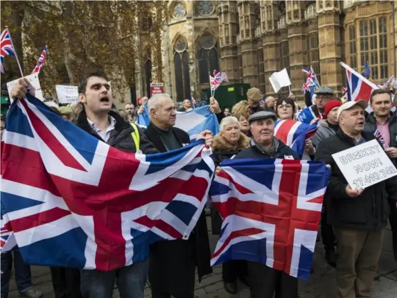  ??  ?? Leave voters demonstrat­e outside parliament in November 2016 (Getty)