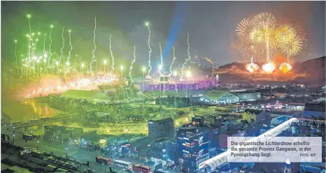 ?? FOTO: AFP ?? Die gigantisch­e Lichtersho­w erhellte die gesamte Provinz Gangwon, in der Pyeongchan­g liegt.