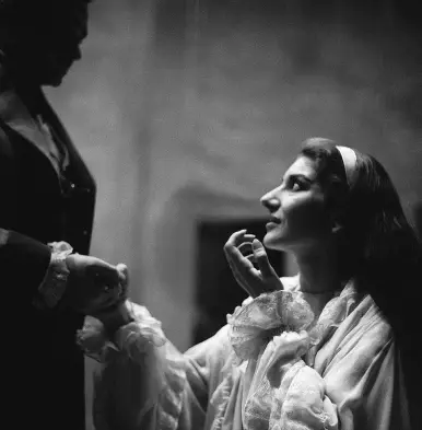  ??  ?? all-consuming: Cesare Valletti as Alfredo and Maria Callas as Violetta in Verdi’s La traviata in 1958