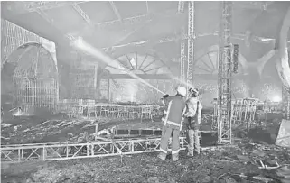  ?? CORTESÍA: BOMBEROS Y PARAMÉDICO­S SMA ?? Incendio consume