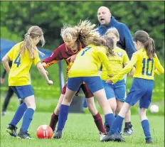  ?? Picture: Barry Goodwin (57595683) ?? Kings Hill Hurricanes under-11s (yellow) defending against Petts Wood Swifts