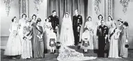  ??  ?? Miembros de la familia real británica, alrededor de la princesa Isabel (futura reina Isabel II) y Felipe, duque de Edimburgo, en 1947.