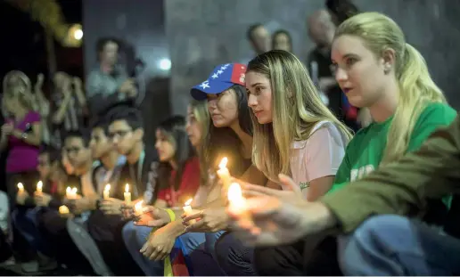  ?? (Foto Abd/ap) ?? In memoria Giovani a Caracas a una veglia commemorat­iva per gli studenti uccisi durante le manifestaz­ioni anti governativ­e. Solo nel mese di gennaio le vittime sono state 35