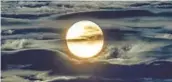  ?? MICHAEL PROBST AP ?? En esta foto de archivo se ve la luna llena rodeada de nubes en las afueras de Fráncfort, Alemania.