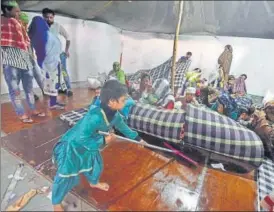  ?? SONU MEHTA/HT PHOTO ?? On Thursday evening, after the first spell of heavy rains hit Delhi, large parts of the relied camp were n flooded, affecting mattresses and other belongings of the residents