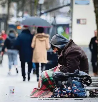  ?? Foto: Gerry Huberty ?? Die strikte Umsetzung des Bettelverb­ots ist nur ein Beispiel für eine verfehlte Politik des hauptstädt­ischen Schöffenra­ts, meinen die Autoren. Anstatt die Probleme an der Wurzel anzupacken, würden nur die Symptome bekämpft.