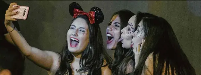  ??  ?? Folionas tiram selfie no Bantantã Folia e Festa de Rua, bloco que desfilou na noite desta sexta (17) no Butantã, zona oeste de São Paulo; pré-Carnaval na cidade terá 170 desfiles