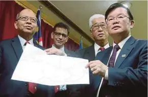  ?? PIC BY DANIAL SAAD ?? Penang Chief Minister Chow Kon Yeow showing the blueprint of the location where the landslide happened, at his office at Kompleks Tun Abdul Razak in George Town yesterday.