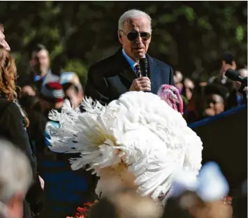  ?? Foto: Carolyn Kaster, AP, dpa ?? Us-präsident Joe Biden bei der traditione­llen „Truthahn-begnadigun­g“.