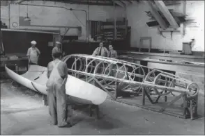  ?? LOCKHEED ?? Constructi­on du fuselage du Loughead S1 en bois sous la direction de Jack Northrop en 1919. Les frères Loughead transformè­rent leur nom en Lockheed.